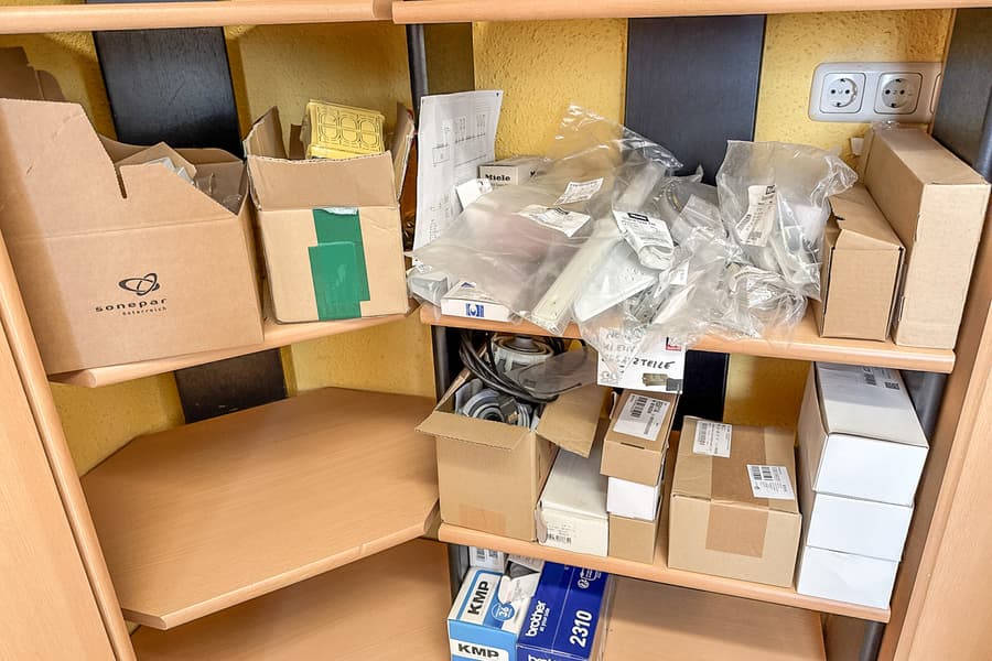 Inhalt von 2 Regalebenen: Ersatzteile und Elektroinstallationsbedarf